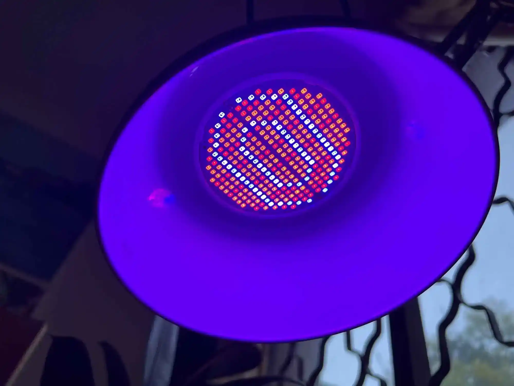 E27 Bitki Lambası üzerindeki 300 adet 2835 SMD LED çipinin yakından görünümü