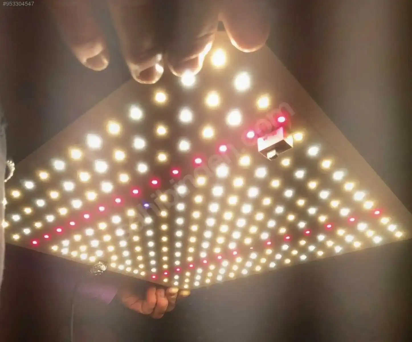 100W Pro Quantum Board Style Lamba 2 100W Quantum Board üzerindeki 3000K, 5000K, Kırmızı, UV ve IR diyotların yakından görünümü